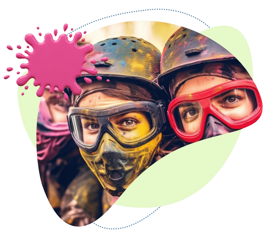 Paintball intense : L'adrénaline et les couleurs du jeu. Deux joueurs de paintball intenses, visages et casques maculés de peinture jaune et rose. Masques de protection. Splatch rose vif.